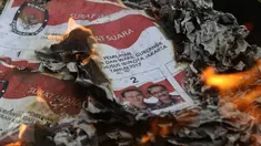 Surat suara yang rusak dibakar di Kantor KPUD DKI Jakarta, Selasa (14/2). KPUD DKI Jakarta memusnahkan 46.628 surat suara, dengan rincian 22.444 surat suara yang cacat atau rusak serta 24.184 surat suara baik sisa. (Liputan6.com/Immanuel Antonius)