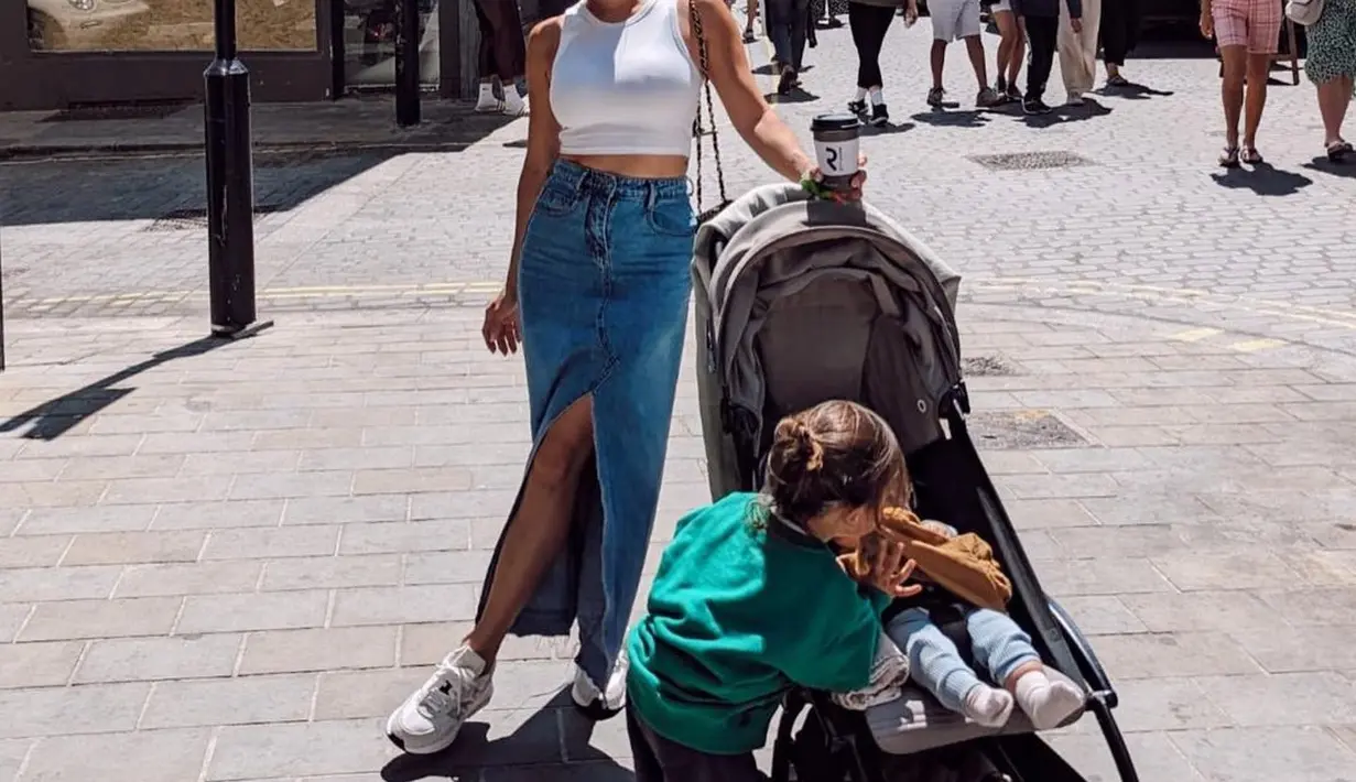 Simple but chic! Cukup padukan tank top dengan rok asimetris dan sling bag.  [Instagram/jenniferbachdim]