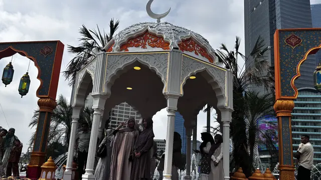 warga berfoto di bundaran HI.