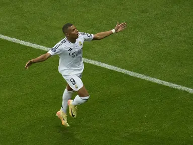 Penyerang Real Madrid Kylian Mbappeberselebrasi setelah mencetak gol ke dua timnya ke gawang  Atalanta dalam duel Piala Super Eropa 2024di National Stadium Warsaw, Kamis (15/8/2024) dini hari WIB. (AP Photo/Darko Vojinovic)