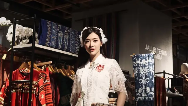 Model Kebaya Modern ala Dara Sarasvati (credit: instagram/darasarasvaati)