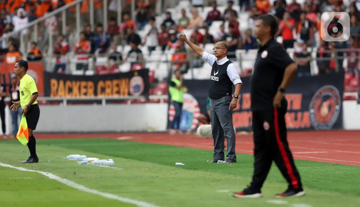 Pelatih Borneo FC, Edson Araujo Tavares (tengah) memberi arahan pada timnya saat melawan Persija pada laga pekan pertama Shopee Liga 1 Indonesia 2020 di Stadion Gelora Bung Karno, Jakarta, Minggu (1/3/2020). Persija unggul 3-2. (Liputan6.com/Helmi Fithriansyah)