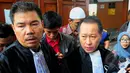 Kuasa hukum Suryadharma Ali, Johnson Panjaitan (kiri) dan Humphrey Djemat memberi keterangan di PN Jakarta Selatan, Senin (30/3/2015). Sidang gugatan praperadilan SDA ditunda hingga besok, Selasa (31/3). (Liputan6.com/Yoppy Renato)