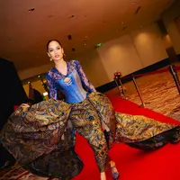 Cinta Laura tampil glamor kenakan kebaya modifikasi biru dengan korset dan bros di bagian luar [@claurakiehl]