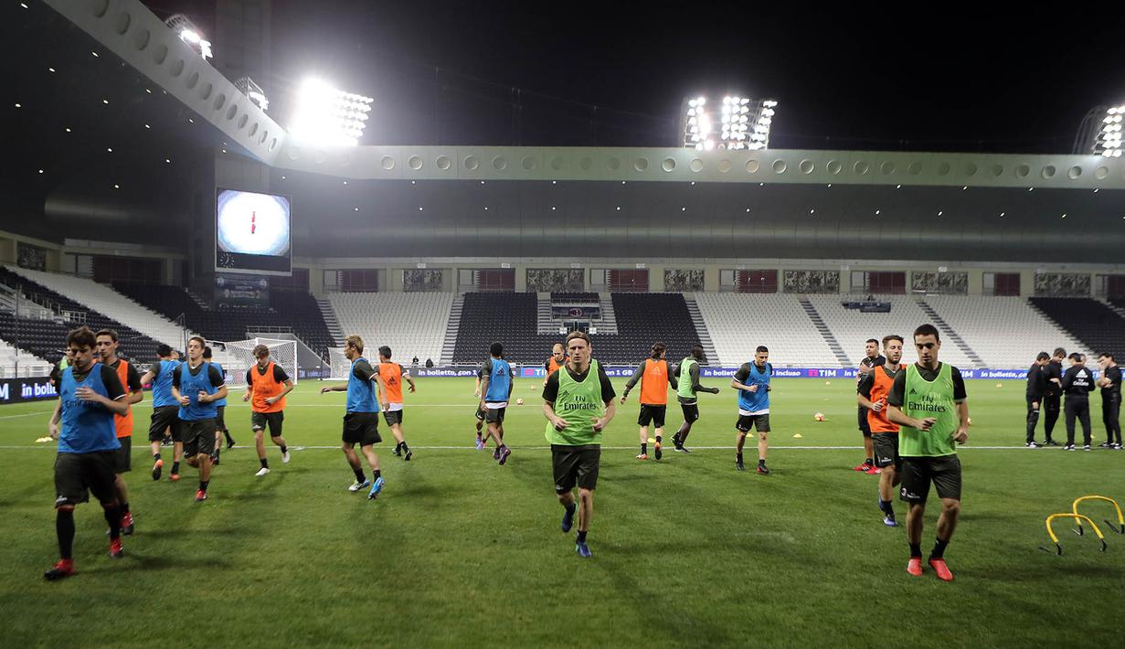 Para pemain AC Milan melakukan pemanasan saat berlatih ringan di Doha, Qatar, Kamis (22/12/2016). Latihan ini merupakan persiapan jelang laga penuh gengsi, Supercoppa Italiana melawan Juventus. (AFP/Karim Jaafar)
