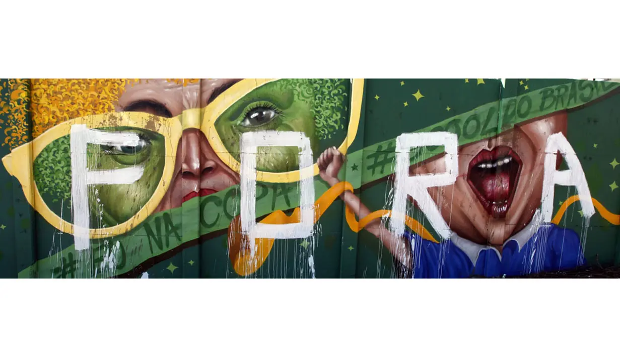 Sebuah lukisan grafiti bernada protes terhadap FIFA terlihat di Sao Paolo, Brasil dipenuhi lukisan grafiti, (3/6/2014). (REUTERS/Paulo Whitaker)