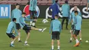 Para pemain Chelsea saat sesi latihan jelang laga Liga Champions di Stadion Camp Nou, Selasa (13/3/2018). Barcelona akan berhadapan dengan Chelsea. (AP/Manu Fernandez)