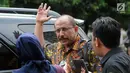 Mantan anggota DPR  Djamal Aziz Attamimi memberi keterangan usai bertemu penyidik KPK, Jakarta, Senin (16/4). Djamal rencananya akan diperiksa sebagai saksi tersangka anggota DPR Markus Nari. (Merdeka.com/Dwi Narwoko)