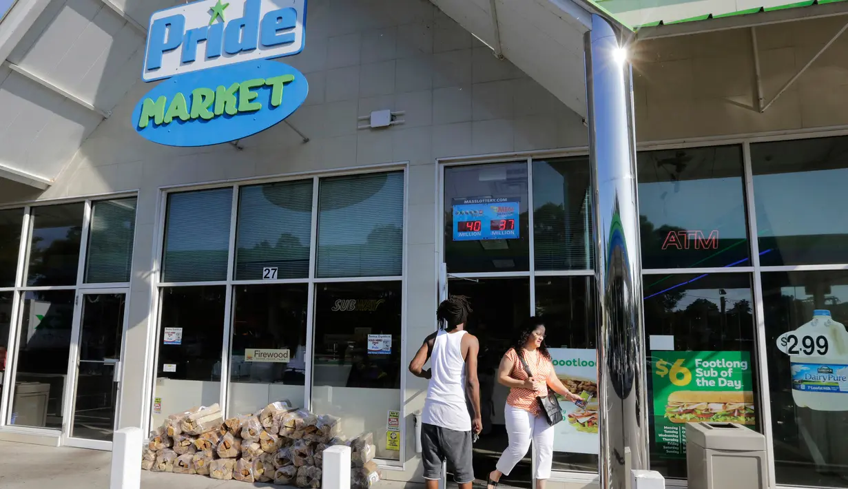 Sebuah toko swalayan yang menjual tiket lotre Powerball yang dimenangkan oleh Mavis Wanczyk di Chicopee, AS (24/8). Toko ini mendapat hadiah sebesar 50.000 dollar AS karena menjual tiket yang menang. (AP Photo/Steven Senne)