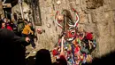 Orang-orang melempari seorang pria berkostum ala setan dengan sayuran lobak selama Festival Jarramplas di kota Piornal, Spanyol, Sabtu (19/1). Di beberapa kesempatan, Jarramplas berhenti agar warga bisa melempari lobak ke arahnya. (AP/Javier Fergo)