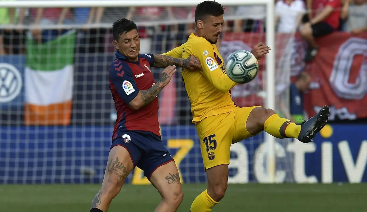 Bek Barcelona, Clement Lenglet, berebut bola dengan striker Osasuna, Ezequiel Avila, pada laga La Liga di Stadion El Sadar, Pamplona, Sabtu (31/8). Kedua klub bermain imbang 2-2. (AP/Alvaro Barrientos)