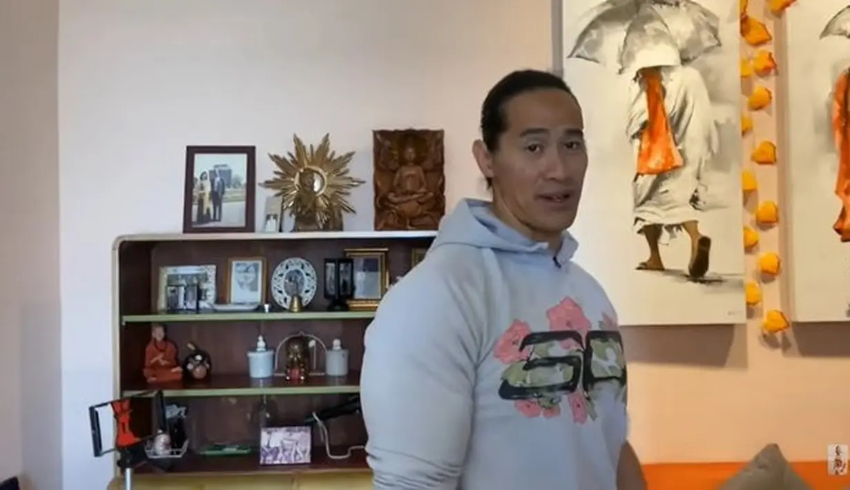 <p>Di ujung tangga menuju lantai dua terdapat berbagai macam ornamen. Ternyata Ade Rai suka mengoleksi berbagai macam lukisan. [Foto: youtube.com/Dunia Ade Rai]</p>