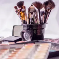 Tampil cantik tanpa banyak produk makeup, berikut listnya untuk pemula.