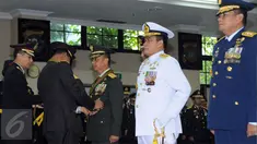 Kapolri Jenderal Pol Badrodin Haiti (kedua kiri) memasangkan Bintang Bhayangkara Utama kepada KSAD Jenderal TNI Mulyono di Mabes Polri Jakarta, Senin (16/5/2016). Acara dihadiri segenap petinggi Mabes Polri. (Liputan6.com/Helmi Fithriansyah)