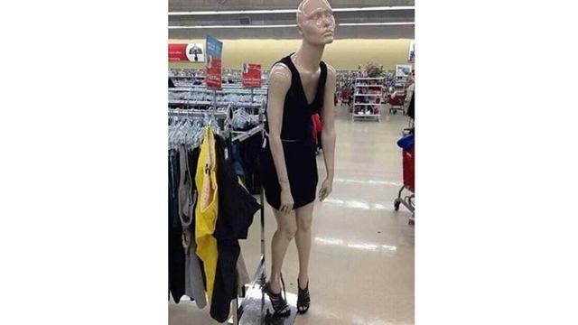 9 Manekin Pose Capek Berdiri Ini Bikin Pembeli Tepuk Jidat