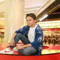 Penyanyi muda Calvin Jeremy kembali menunjukkan eksistensinya. Ia baru saja merilis karya terbarunya berjudul Nostalgia. Nuansa nostalgia diusung dalam video klip yang berdurasi enam menit. (Adrian Putra/Bintang.com)