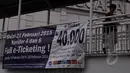 Tampak spanduk pengumuman kartu e-ticketing yang terpampang di jembatan, Jakarta, Sabtu (21/2/2015). PT Transportasi Jakarta (Transjakarta) menyatakan seluruh 12 koridor Transjakarta resmi menggunakan e-ticketing. (Liputan6.com/JohanTallo)