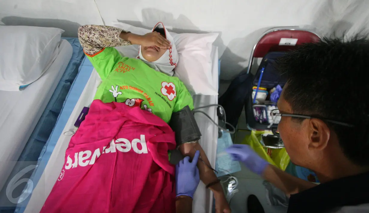 Seorang pendonor menahan sakit saat mengikuti donor darah di Masjid Kauman,Yogyakarta, (11/6/2016).Safari donor darah ramadan pundi amal SCTV di sambut antusias oleh masyarakat.(Boy Harjanto)
