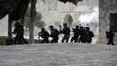 <p>Polisi Israel bentrok dengan pengunjuk rasa Palestina di Kompleks Masjid Al Aqsa, Yerusalem, Jumat (22/4/2022). Polisi Israel dan pemuda Palestina kembali bentrok di Kompleks Masjid Al Aqsa. (AP Photo/Mahmoud Illean)</p>