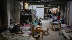 Anak-anak yang dirawat di rumah sakit pediatri ditempatkan tempat tidur mereka di ruang bawah tanah rumah sakit yang digunakan sebagai tempat perlindungan bom di Kiev, Senin (28/2/2022). Tentara Rusia mengatakan, warga sipil Ukraina dapat meninggalkan ibu kota Kiev dengan bebas. (Aris Messinis / AFP