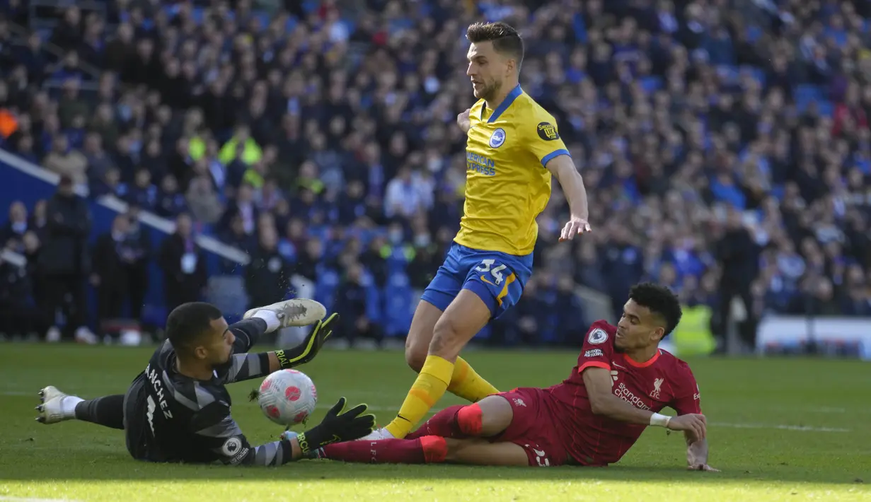 Benar saja, rekrutan baru Liverpool, Luis Diaz langsung menjadi pahlawan dengan membawa timnya unggul di menit 19 lewat sundulan yang tak mampu dihalau kiper Brighton, Robert Sanchez. (AP/Kirsty Wigglesworth)