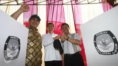 Ketua DKPP Jimly Asshiddiqie, Menpan RB Yuddy Chrisnandi, Walikota Depok Nur Mahmudi Ismail (ki-ka) memantau TPS Kampung Pilkada RW 03 di Depok, Jawa Barat, Rabu (9/12). (Liputan6.com/Immanuel Antonius)