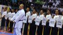 Sejumlah karateka mengikuti penutupan Kejurnas Karate Piala Panglima TNI ke-IV di GOR Mabes TNI, Jakarta, Minggu (21/8). Acara penutupan ini dihadiri Kepala Staf TNI AD, TNI AL dan TNI AU. (Liputan6.com/Helmi Afandi)