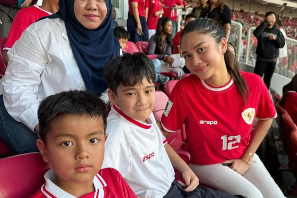 Azizah Salsha saat “Momong” Rafathar  dan Magika Putra Nia Ramadhani Menyaksikan Timnas Langsung di GBK