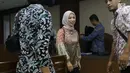 Terdakwa suap mantan anggota DPR dari FPG Bowo Sidik Pangarso, Asty Winasti usai sidang dakwaan di Pengadilan Tipikor, Jakarta, Rabu (19/6/2019). Asty didakwa melakukan suap 153.783 dolar AS dan Rp311,022 juta terkait kerja sama pengangkutan pupuk dengan PT HTK. (Liputan6.com/Helmi Fithriansyah)