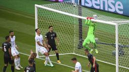 Kiper Kroasia, Dominik Livakovic dikejutkan dengan bola yang mengarah ke gawangnya pada empat menit babak pertama. Bola tandukan pemain Republik Ceska, Tomas Soucek yang berasal dari sepak pojok Jakub Janto bergulir tipis di atas mistar gawang. (Foto: AP/Pool/Andy Buchanan)