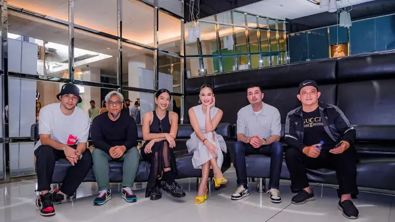 Luna Maya bersama produser, sutradara, serta cast film Suzanna: Malam Jumat Kliwon.