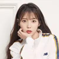Si cantik IU ternyata jatuh cinta dengan slime. Melalui akun Instagram pribadinya, artis kelahiran 16 Mei 1993 ini kerap membagikan video saat ia bermain slime. (Foto: Soompi.com)