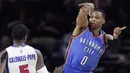 Pemain Oklahoma City Thunder, Russell Westbrook #0 melakukan umpan kepada rekannya melewati hadangan pemain Detroit Pistons, Kentavious Caldwell-Pope #5 pada laga NBA basketball game di Auburn Hills, (14/11/2016).  (AP/Carlos Osorio)