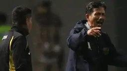 Djajang Nurjaman berteriak memberikan arahan kepada pemain Persib Bandung saat melawan PSM Makassar di Stadion Gelora Bandung Lautan Api, Bandung, Sabtu (2/7/2016). (Bola.com/Nicklas Hanoatubun)