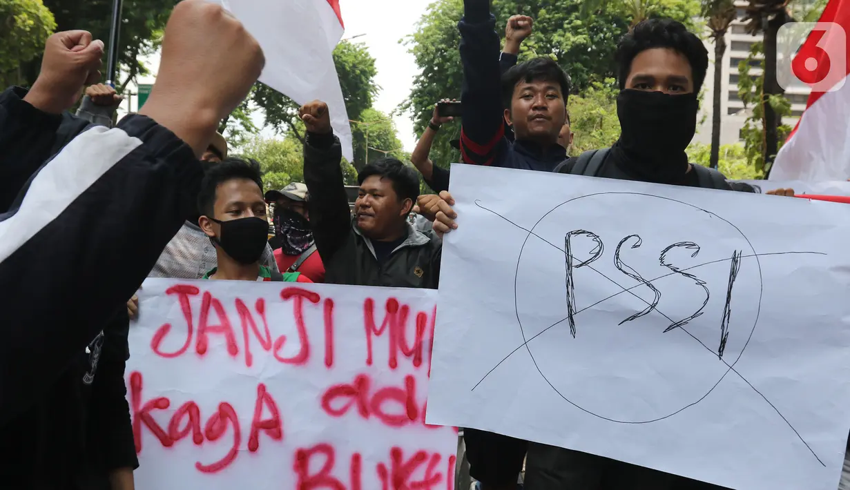 Suporter sepak bola dari berbagai aliansi memadati tempat berlangsungnya Kongres Luar Biasa (KLB) Pemilihan PSSI di Hotel Shangri-La, Jakarta, Sabtu (2/11/2019). Mereka membawa spanduk berisi penolakan KLB Pemilihan PSSI 2019. (Liputan6.com/Herman Zakharia)