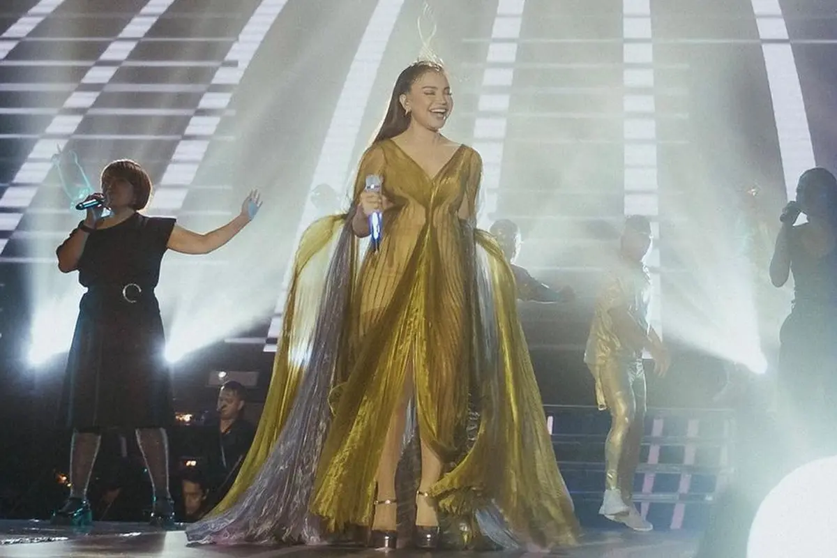 Rossa Kenakan Gaun Rancangan Desainer Met Gala di Konser 25 Tahun Berkarier
