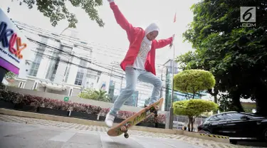 Skateboarder Indonesia Nyimas Bunga menunjukkan keterampilannya bermain skateboard saat berkunjung ke kantor KLY, Jakarta, Jumat (7/9). Gadis 12 tahun ini merupakan peraih medali perunggu di ajang Asian Games 2018. (Liputan6.com/Faizal Fanani)