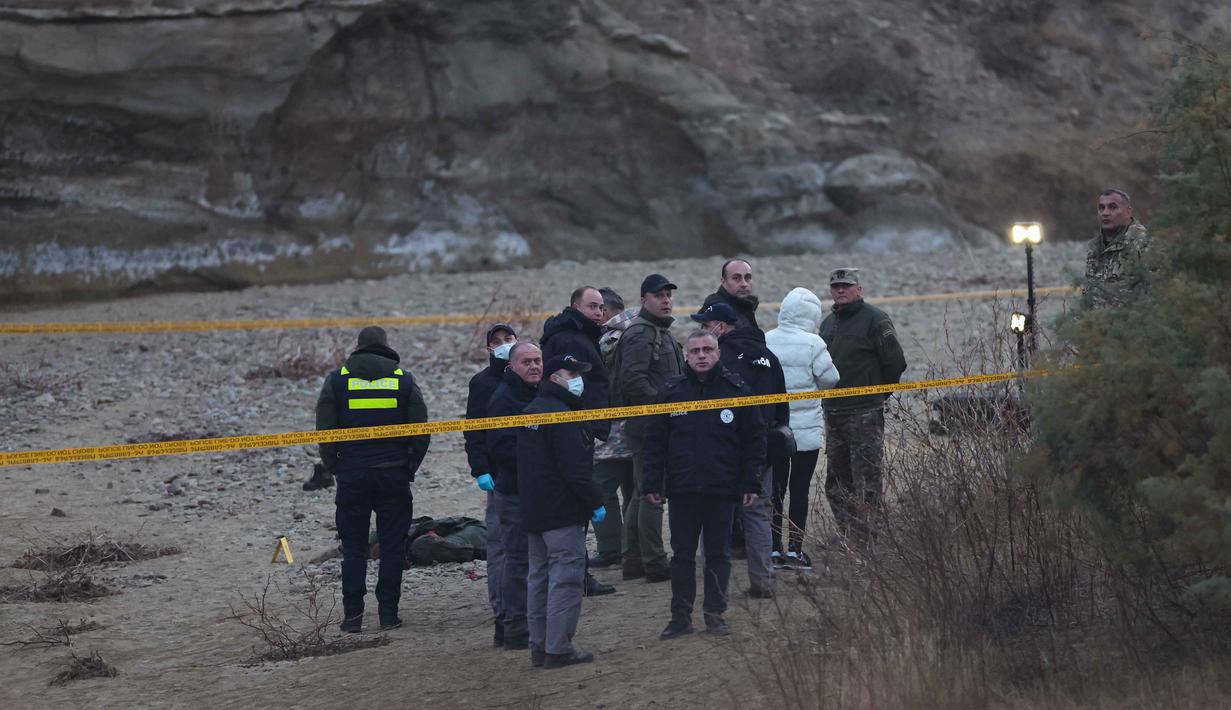 Erdogan mengatakan pemerintah Turki telah bekerja sama dengan otoritas Georgia untuk menjangkau lokasi jatuhnya pesawat. Tampak dalam foto, para ahli bekerja di lokasi kecelakaan pesawat angkut militer Turki C-130 di kawasan Sighnaghi di perbatasan Georgia-Azerbaijan, Rabu 12 November 2025. (Giorgi ARJEVANIDZE/AFP)