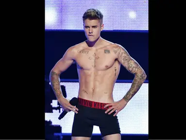 Justin Bieber menanggalkan semua pakaiannya di acara "Fashion Rocks", New York, (9/9/14). (Theo Wargo/Getty Images for Three Lions Entertainment/AFP)