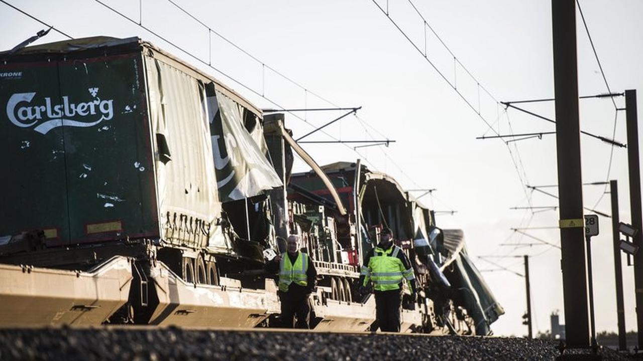 Kereta di Great Belt Bridge di Denmark dihantam objek keras. (AP)