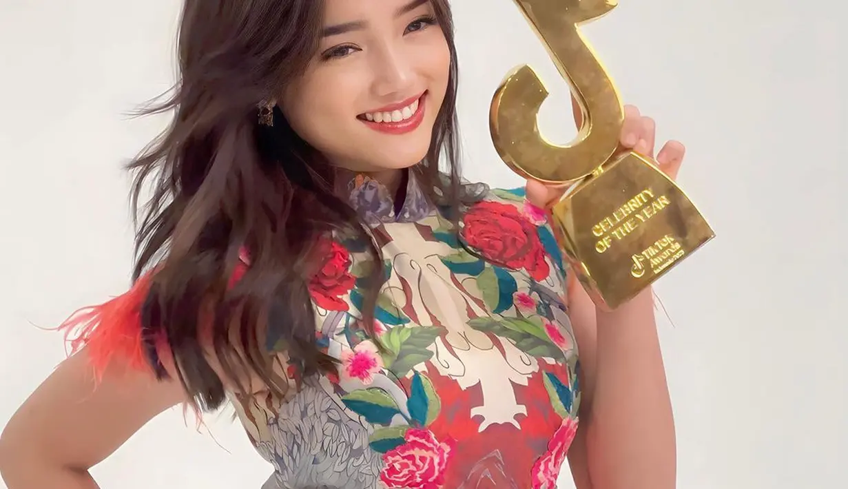 Dress yang dipilih Fuji memiliki detail kerah bersiluet cheongsam dengan obi luar berwarna merah yang serasi. [Foto: Instagram/fuji_an]