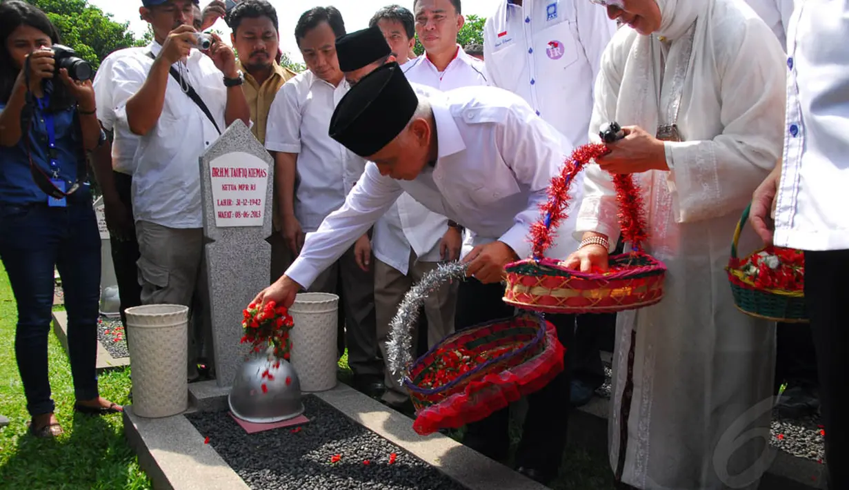 Usai berdoa, cawapres Hatta Rajasa menaburkan bunga di makam mantan Ketua MPR, Taufik Kiemas di TMP Kalibata Selasa (20/5/2014). (Liputan6.com/Miftahul Hayat)