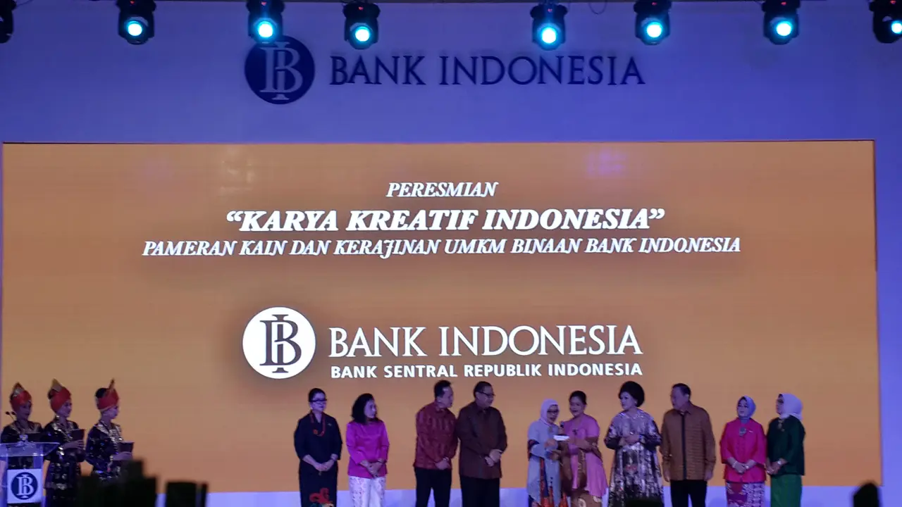 Iriana Joko Widodo dan Mufidah Jusuf Kalla membuka pameran UKM yang diselenggarakan BI (Foto: WIcak/Liputan6.com)