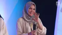 Pemeran film Ayat Ayat Cinta 2, Dewi Sandra saat menjadi bintang tamu gelaran Emtek Goes To Campus 2017 di Universitas Telkom, Bandung, Rabu (29/11). EGTC Bandung digelar selama tiga hari hingga 30 November 2017. (Liputan6.com/Helmi Fithriansyah)