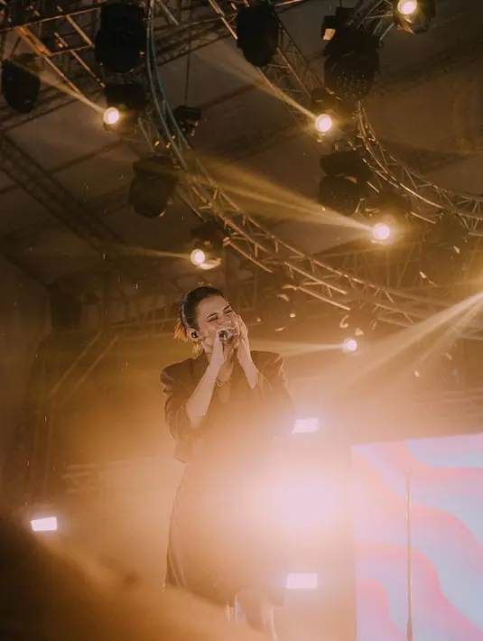 Istri Hamish Daud memang menjadi penyanyi solo yang curi perhatian di Indonesia. Tak hanya paras yang cantik, suara merdu serta aksi panggung penuh penghayatan menjadi daya tarik Raisa. Tak ayal, setiap konser Raisa selalu banjir penonton. (Liputan6.com/IG/@raisa6690)