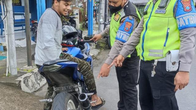 Operasi zebra di jember sasar kendaraan roda dua yang menggunakan kanlpot brong untuk wujudkan Jember zero knalpot brong (Istimewa)