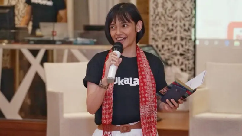 Mayang Puspita selaku Community Program Manager Bukalapak menyambut peserta Beauty Class & Fashion Talk Show Komunitas Srikandi Bukalapak Bandung. Dok: Bukalapak