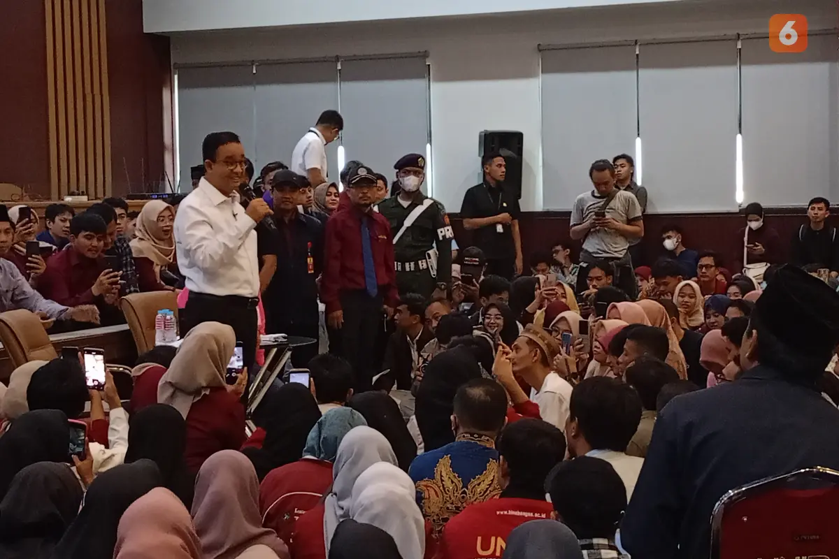 Anies Baswedan dihadapan Mahasiswa Universitas Bina Bangsa Banten, Kota Serang, (Kamis, 21/12/2023). (Yandhi Deslatama/Liputan6.com).