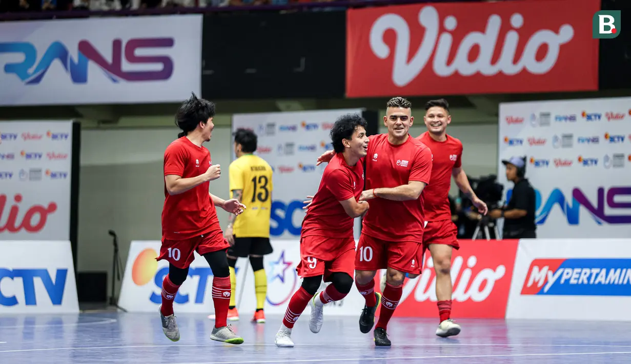 Pemain Red Rocket merayakan gol ke gawang Golden Arrow pada laga futsal Turnamen Olahraga Indonesia (TOSI) Season 3 yang berlangsung di Indomilk Arena, Tangerang, Sabtu (12/10/2024). (Bola.com/Bagaskara Lazuardi)