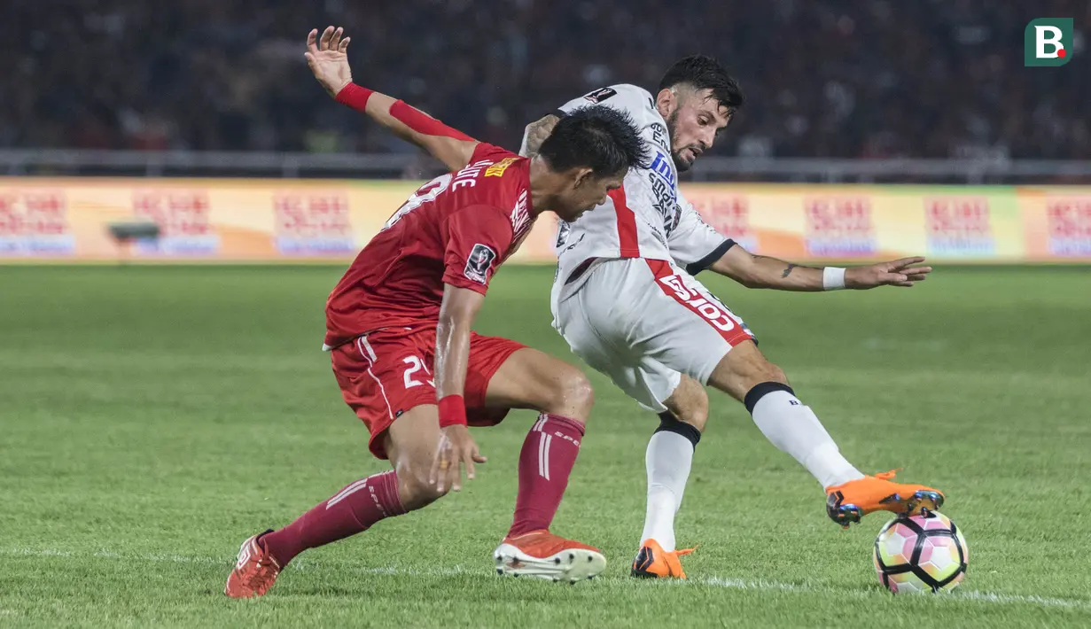 Gelandang Bali United, Stefano Lilipaly, berusaha melewati dengan gelandang Persija Jakarta, Sandi Sute, pada final Piala Presiden di SUGBK, Jakarta, Sabtu (17/2/2018). Persija menang 3-0 atas Bali United. (Bola.com/Vitalis Yogi Trisna)